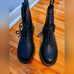 Dr. Marten Air Wair Women's size 7 1460 Pascal